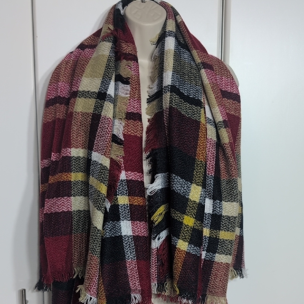 Chic Multicolor Plaid Scarf with Fringe NWOT